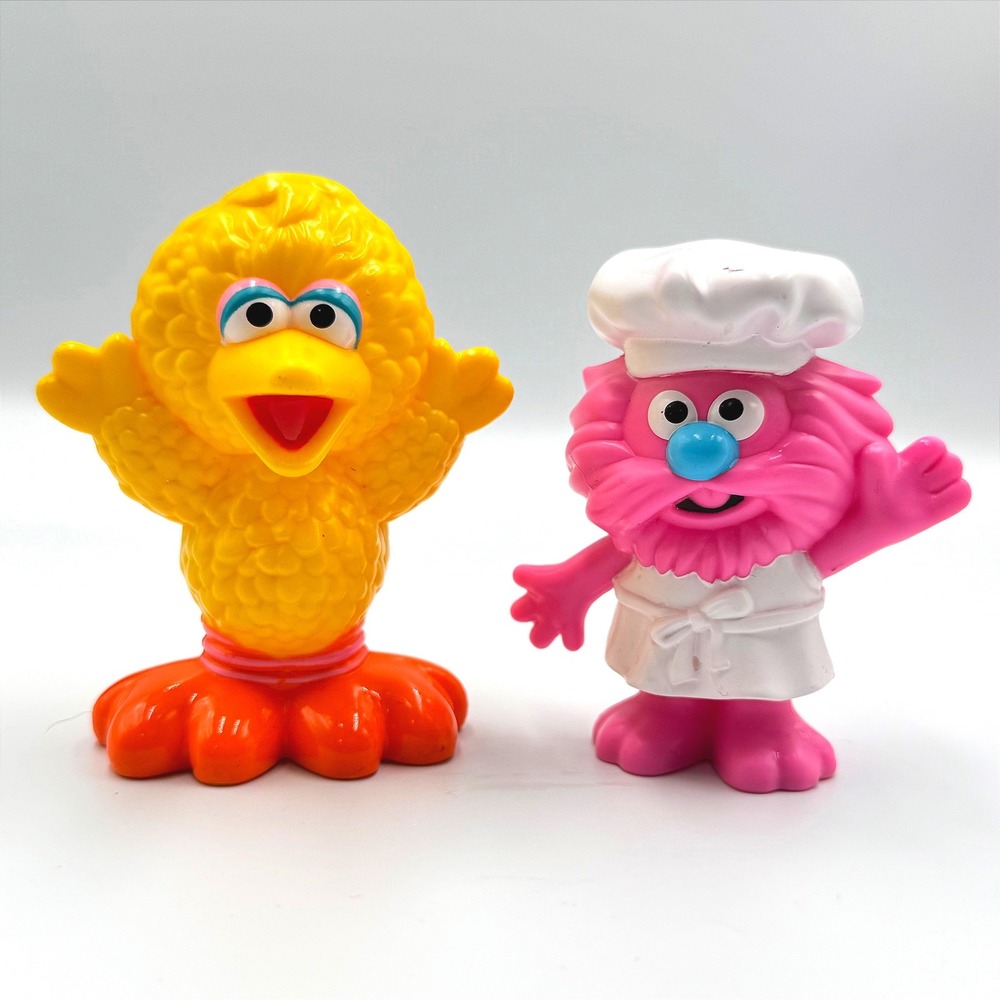 Hasbro Sesame Street Big Bird and Chef Gonger Plastic Figure Set Yellow Pink